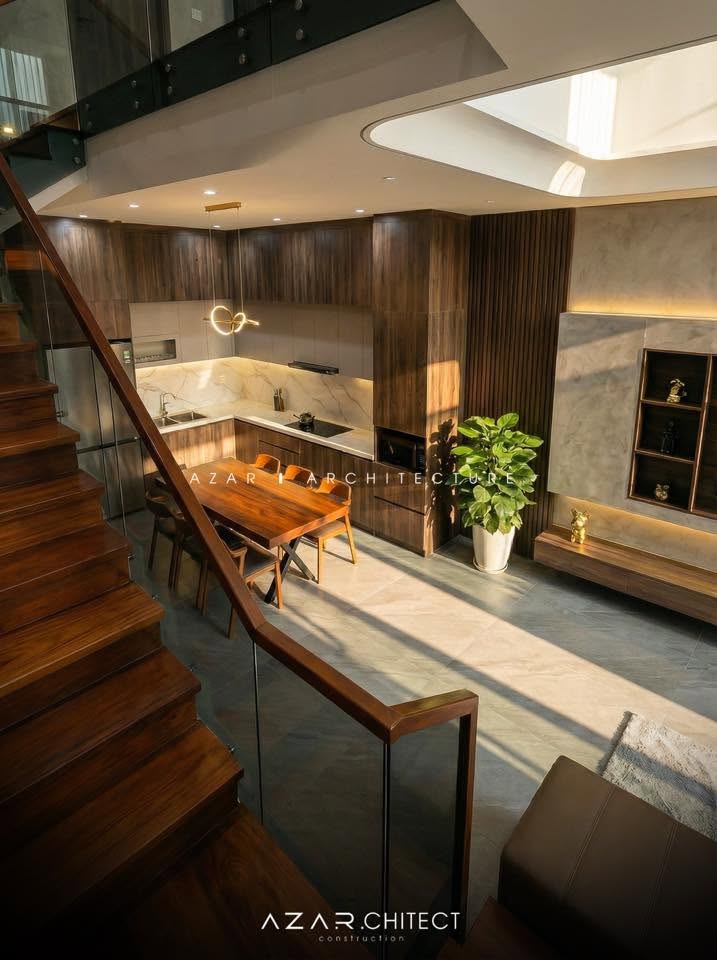 Nhà phố hiện đại 2026: Binh's House ghi dấu với thiết kế sang trọng đầy tinh tế Bàn ăn bằng gỗ tự nhiên khối lớn đặt giữa nhà, thể hiện rõ thiết kế sang trọng.
